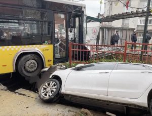 Kağıthane’de İETT otobüsü park halindeki otomobile çarptı