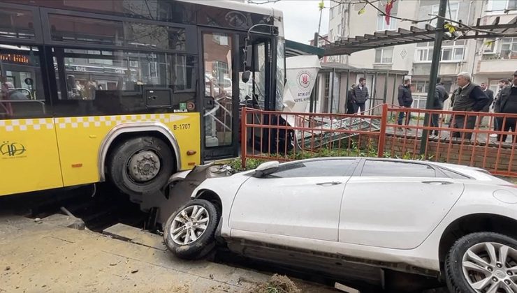 Kağıthane’de İETT otobüsü park halindeki otomobile çarptı