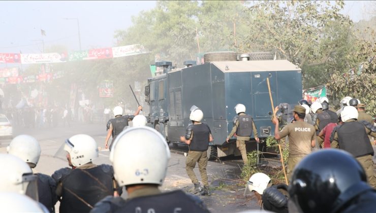 Pakistan’da İmran Han’ı gözaltına almaya gelen polis ile partililer arasında çatışma çıktı