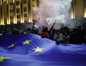 Gürcistan’da parlamento binası önünde toplanan göstericiler emniyet güçlerince dağıtıldı