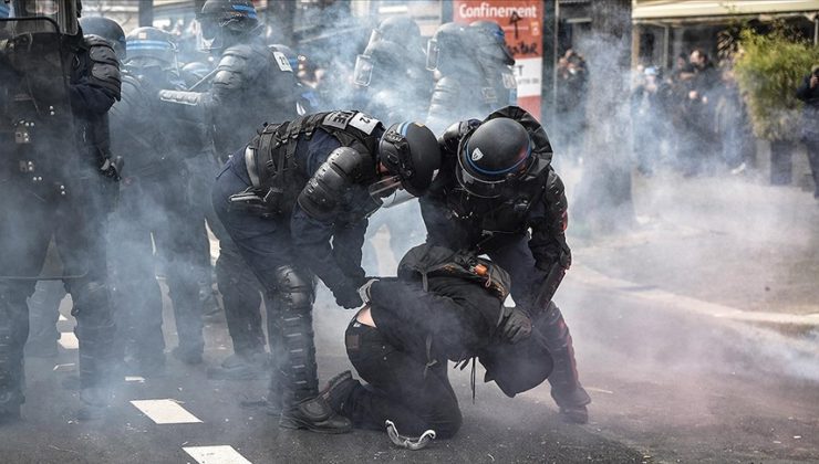 Paris’te polise soruşturma talebi