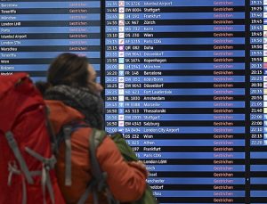Almanya’da grevler nedeniyle havalimanlarındaki yüzlerce uçuş iptal edildi