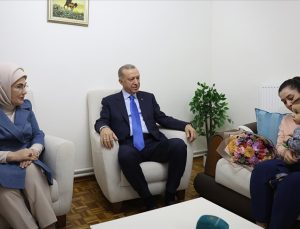 Cumhurbaşkanı Erdoğan’dan depremzede aileye ziyaret