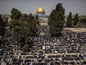 Yaklaşık 100 bin Müslüman ramazanın ilk cuma namazını Mescid-i Aksa’da kıldı