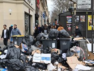 Paris’te çöpçülerin grevi nedeniyle sokaklarda 10 bin ton çöp yığıldı