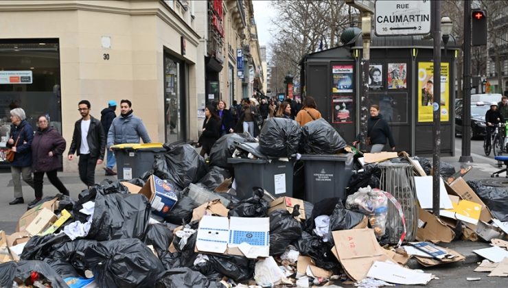 Paris’te çöpçülerin grevi nedeniyle sokaklarda 10 bin ton çöp yığıldı