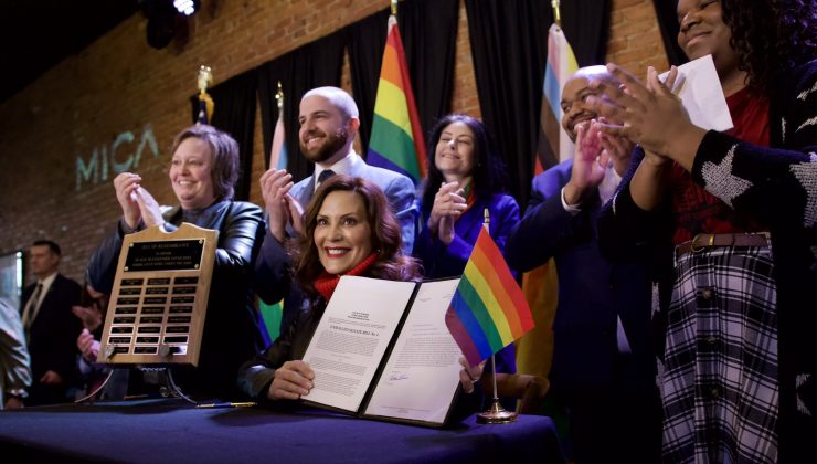 Vali Whitmer, LGBTQ korumalarını genişleten yasa tasarısını imzaladı