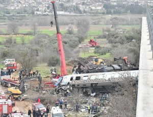 Yunanistan halkı, tren kazasında ölenlerin hesabını yetkililerden soruyor
