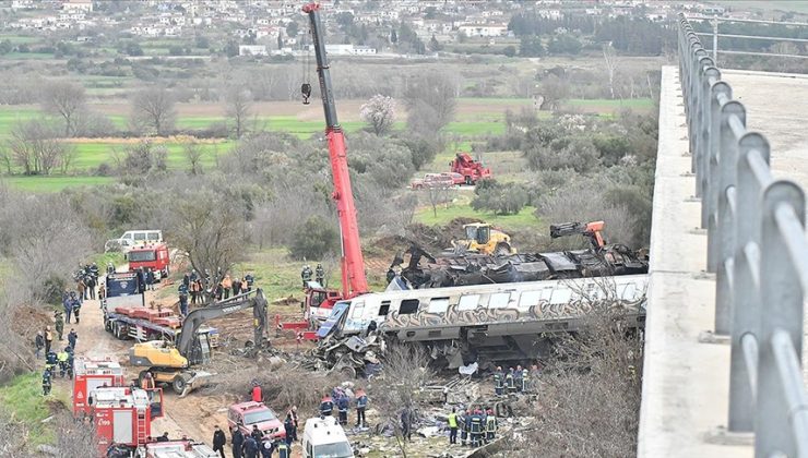 Yunanistan Ulaştırma Bakanı’ndan tren kazası istifası