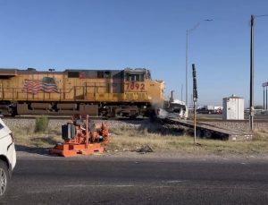 Texas’ta yük treni raylardaki aracı biçti