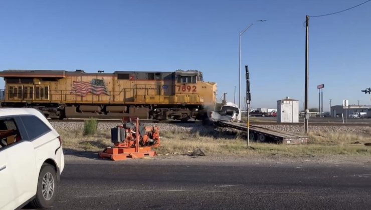 Texas’ta yük treni raylardaki aracı biçti