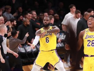 Lakers ile Hawks, NBA play-off’larına kaldı
