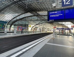 Almanya’da demir yolu çalışanlarının uyarı grevi sebebiyle tren istasyonları boş kaldı