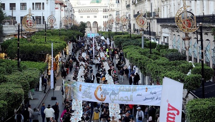 Cezayirliler 4 yıl aradan sonra toplu iftarlarda buluşuyor