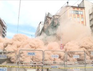 Beyoğlu’nda yıkılma riski bulunan tarihi metruk bina çöktü