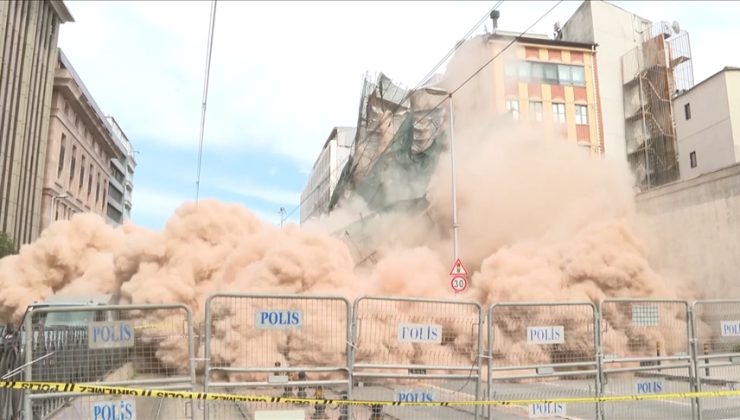 Beyoğlu’nda yıkılma riski bulunan tarihi metruk bina çöktü