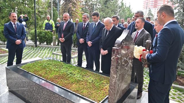 Devlet Bahçeli’den Alparslan Türkeş’in kabrine ziyaret