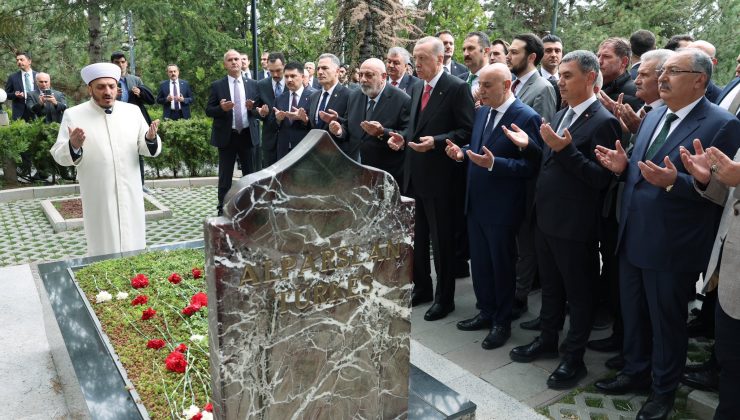 Cumhurbaşkanı Erdoğan, Alparslan Türkeş’in kabrini ziyaret etti