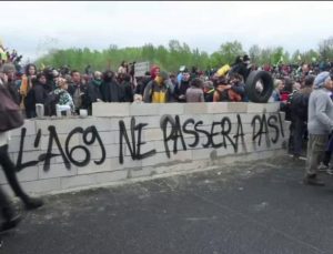 Fransa’da otoyol inşaatını protesto eden çevreciler yol ortasına duvar ördü