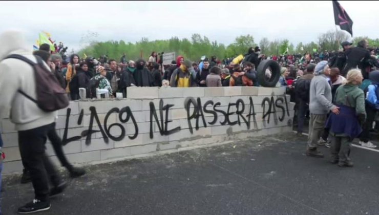 Fransa’da otoyol inşaatını protesto eden çevreciler yol ortasına duvar ördü