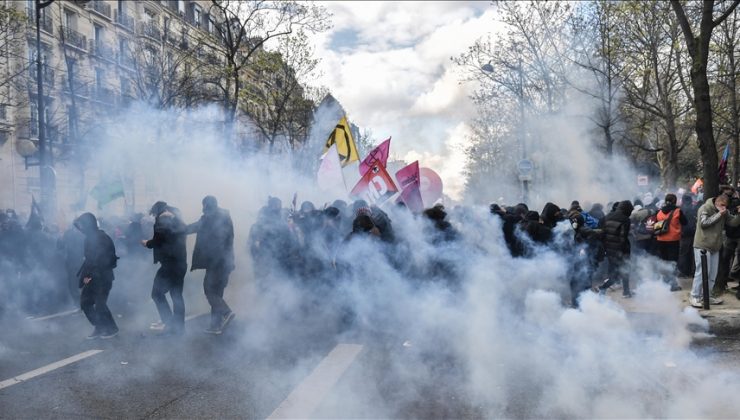 Fransa’da emeklilik reformu karşıtı gösteri öncesi 14 kişi gözaltına alındı