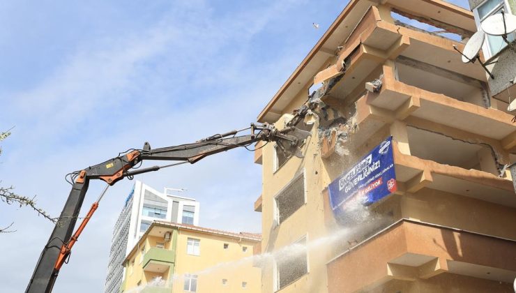 İBB, ‘Yüzde 0 deprem güvenliği’ olan apartmanı yıktı