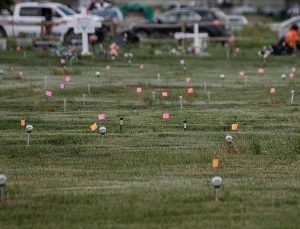 Kanada’daki yatılı kilise okulunun yakınında 40 kayıtsız çocuk mezarı bulundu