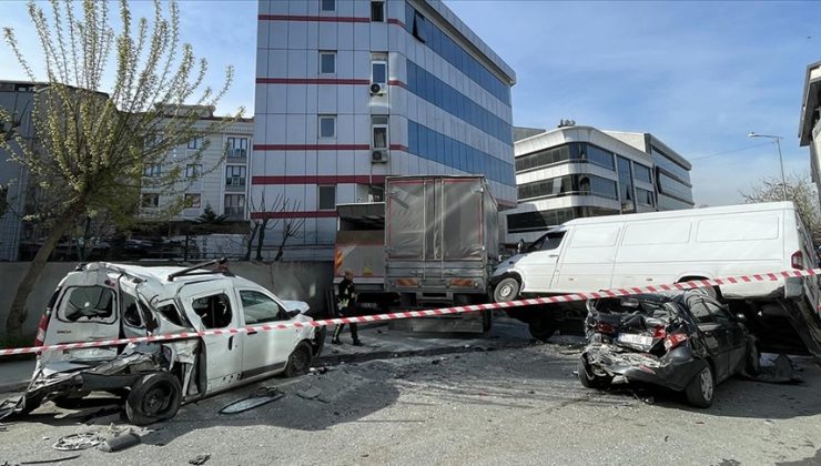 Bağcılar’da kontrolden çıkan kamyon 6 araca çarparak durdu