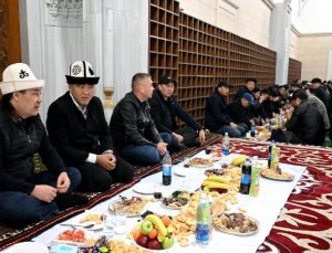 Kırgızistan Cumhurbaşkanı Caparov İmam Serahsi Camisi’nde iftar verdi