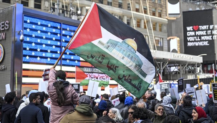Times Meydanı’nda Mescid-i Aksa ve Filistinlilere saldırılara protesto