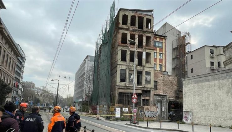 Beyoğlu’nda metruk bina çöktü, trafik durdu