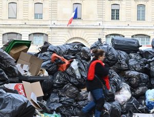 Paris’te çöp toplayıcıları 13 Nisan’da süresiz greve gidecek