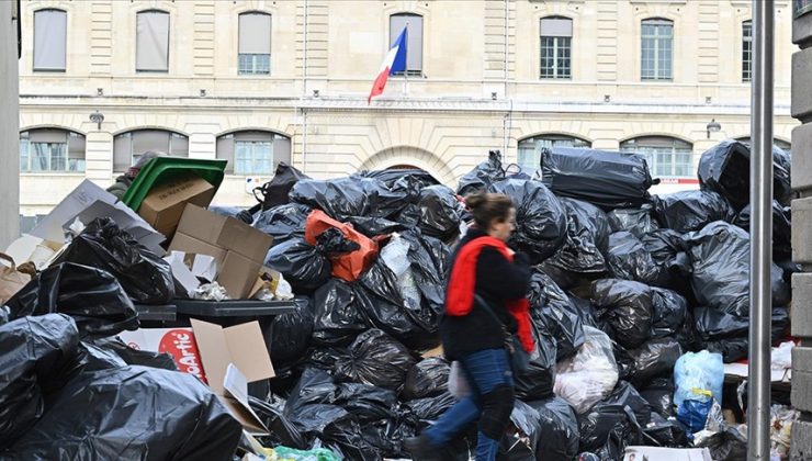 Paris’te çöp toplayıcıları 13 Nisan’da süresiz greve gidecek