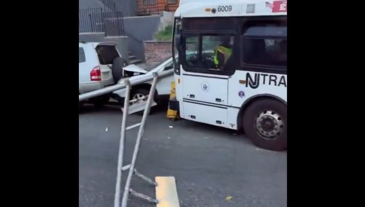 New Jersey’de otobüs trafik direğini devirdi
