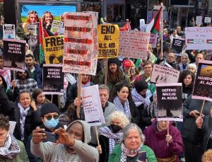 Times Meydanı’nda İsrail’in Filistinlilere yönelik saldırıları protesto edildi