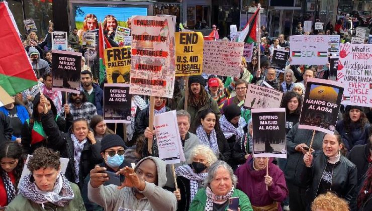 Times Meydanı’nda İsrail’in Filistinlilere yönelik saldırıları protesto edildi