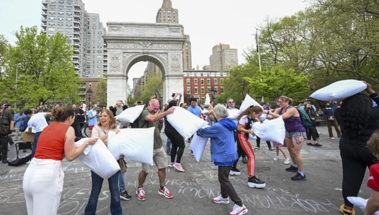 New York’ta ‘Uluslararası Yastık Savaşı Günü’nden renkli görüntüler