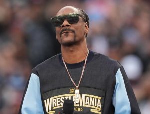 Snoop Dogg parasını boynunda taşıyor