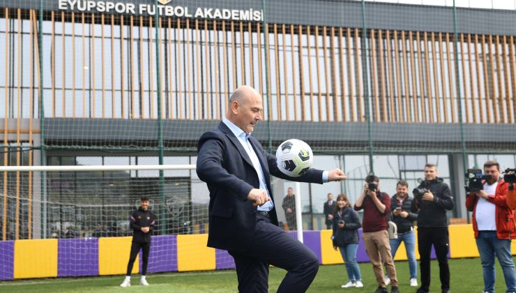 Bakan Soylu Eyüpspor tesislerine TOGG’la geldi, dizinde top sektirdi