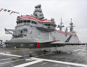 Fransız Le Figaro, Türkiye’nin ilk SİHA gemisi TCG Anadolu’yu sayfasına taşıdı