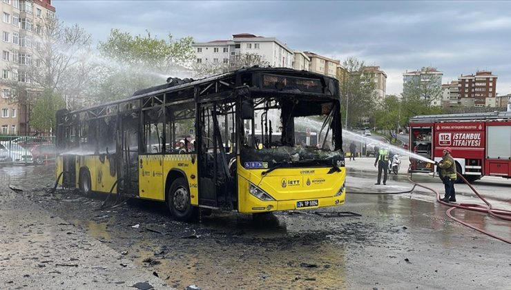 Kartal’da park halindeki İETT otobüsü yandı