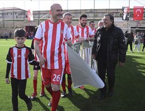 Bakan Soylu veteran futbolcularla Rami Spor Sahası’nın açılışını yaptı