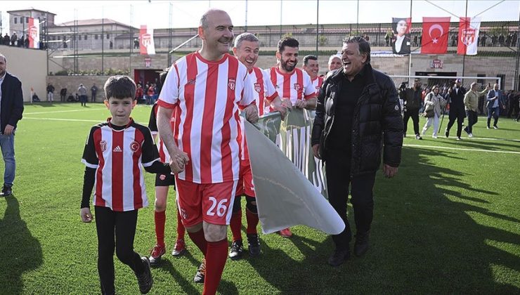 Bakan Soylu veteran futbolcularla Rami Spor Sahası’nın açılışını yaptı