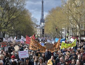 Fransa’da tartışmalı emeklilik reformu yasalaştı