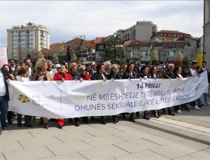 Kosova Savaşı’nda cinsel taciz ve tecavüze uğrayan kadınlar için destek yürüyüşü düzenlendi