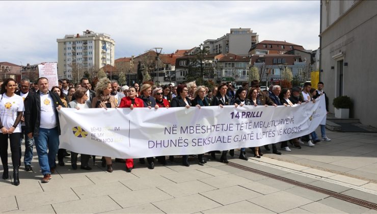 Kosova Savaşı’nda cinsel taciz ve tecavüze uğrayan kadınlar için destek yürüyüşü düzenlendi