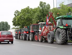 Sırbistan’daki çiftçiler, traktörleriyle hükümeti protesto etti
