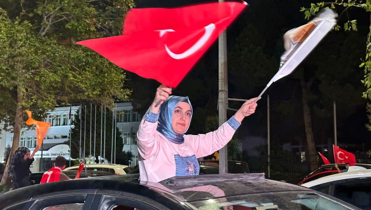 İzmir’de Cumhurbaşkanı Erdoğan’ın seçim başarısı kutlanıyor