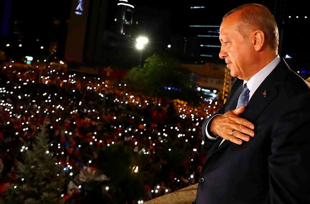 Cumhurbaşkanı Erdoğan balkona çıktı!