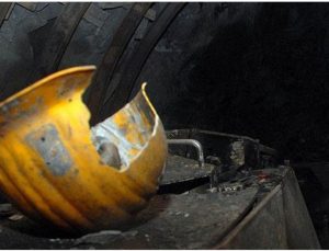En az 100 işçi heyelan nedeniyle madende mahsur kaldı